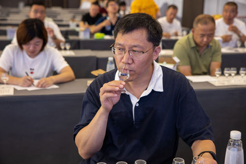 怎樣品白酒才好喝？品酒的正確姿勢！
