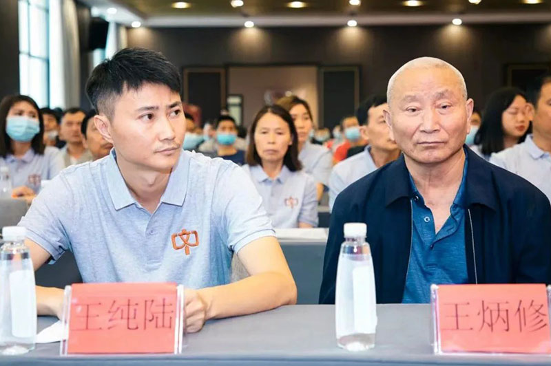 厚道文中，捧起“貴州優(yōu)秀企業(yè)家”大獎(jiǎng)